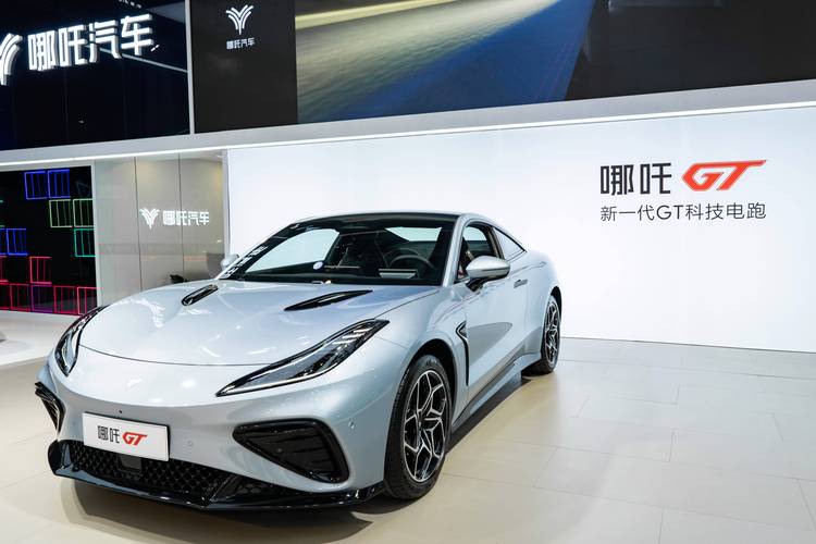 成都138哪吒汽车在智能汽车领域的表现，领途汽车在新能源汽车市场中的影响力